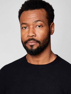 Исайя Мустафа в роли детектива Джона Сэмпсона